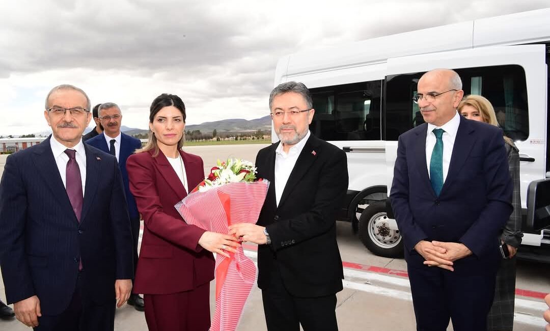 Tarım ve Hayvancılık Bakanı İbrahim Yumaklı, don felaketinden etkilenen Malatya'da