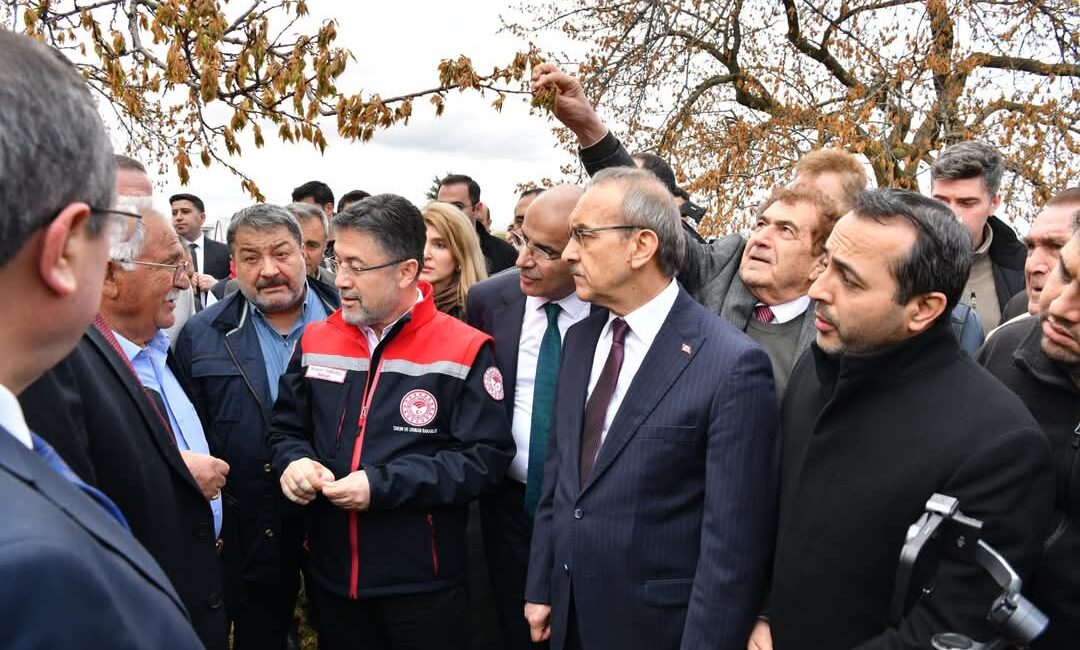 Malatya'ya gelerek bahçeleri gezip kayısılardaki don hasarını inceleyen Tarım ve