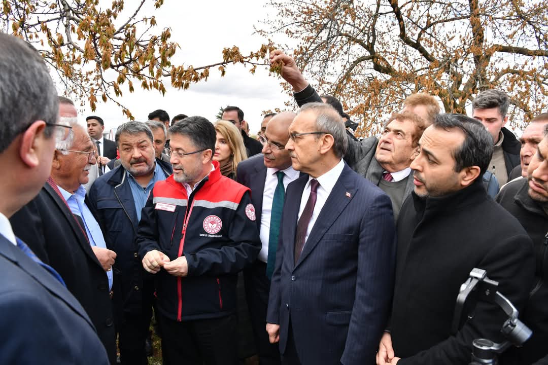 Malatya'ya gelerek bahçeleri gezip kayısılardaki don hasarını inceleyen Tarım ve