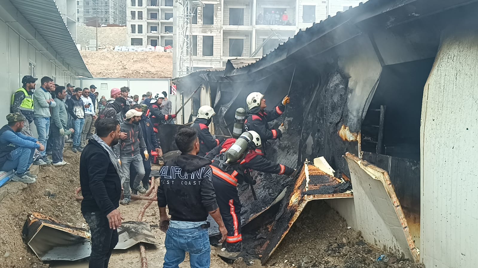 Malatya'da işçi konteynerinde yangın çıktı. 