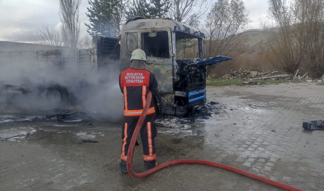 Malatya İtfaiyesi Sivas'ın Gürün ilçesindeki tır yangınına müdahale etti.