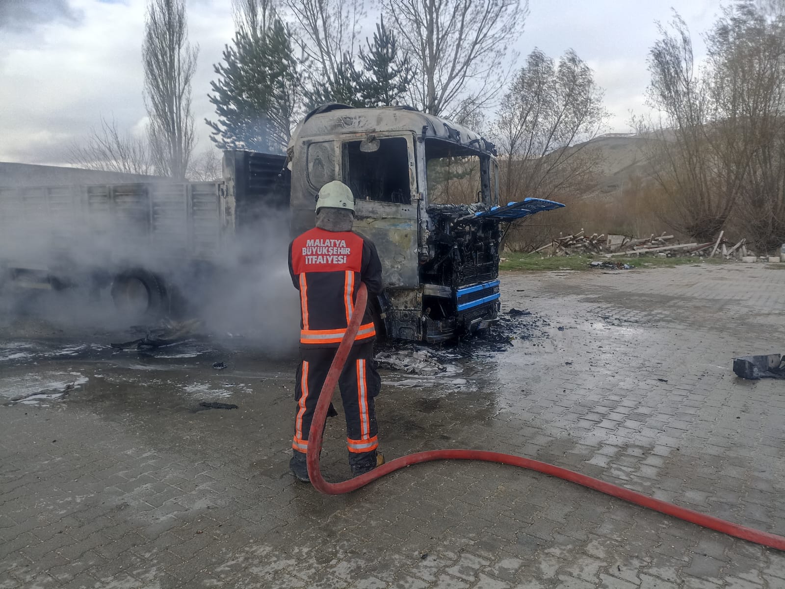 Malatya İtfaiyesi Sivas'ın Gürün ilçesindeki tır yangınına müdahale etti.