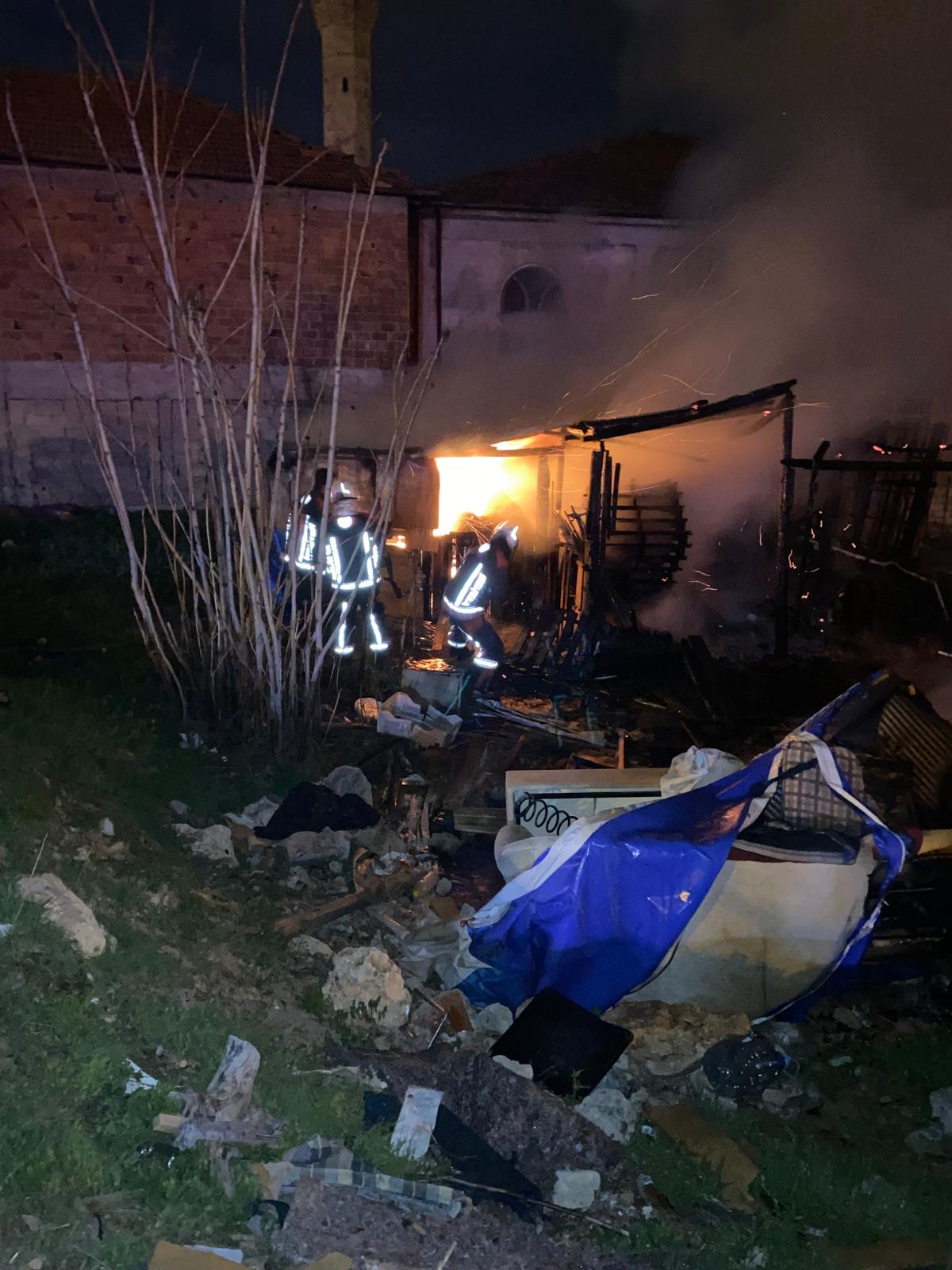 Malatya'nın Beydağı Mahallesi'nde meydana gelen yangın mahalleyi korkuttu.
