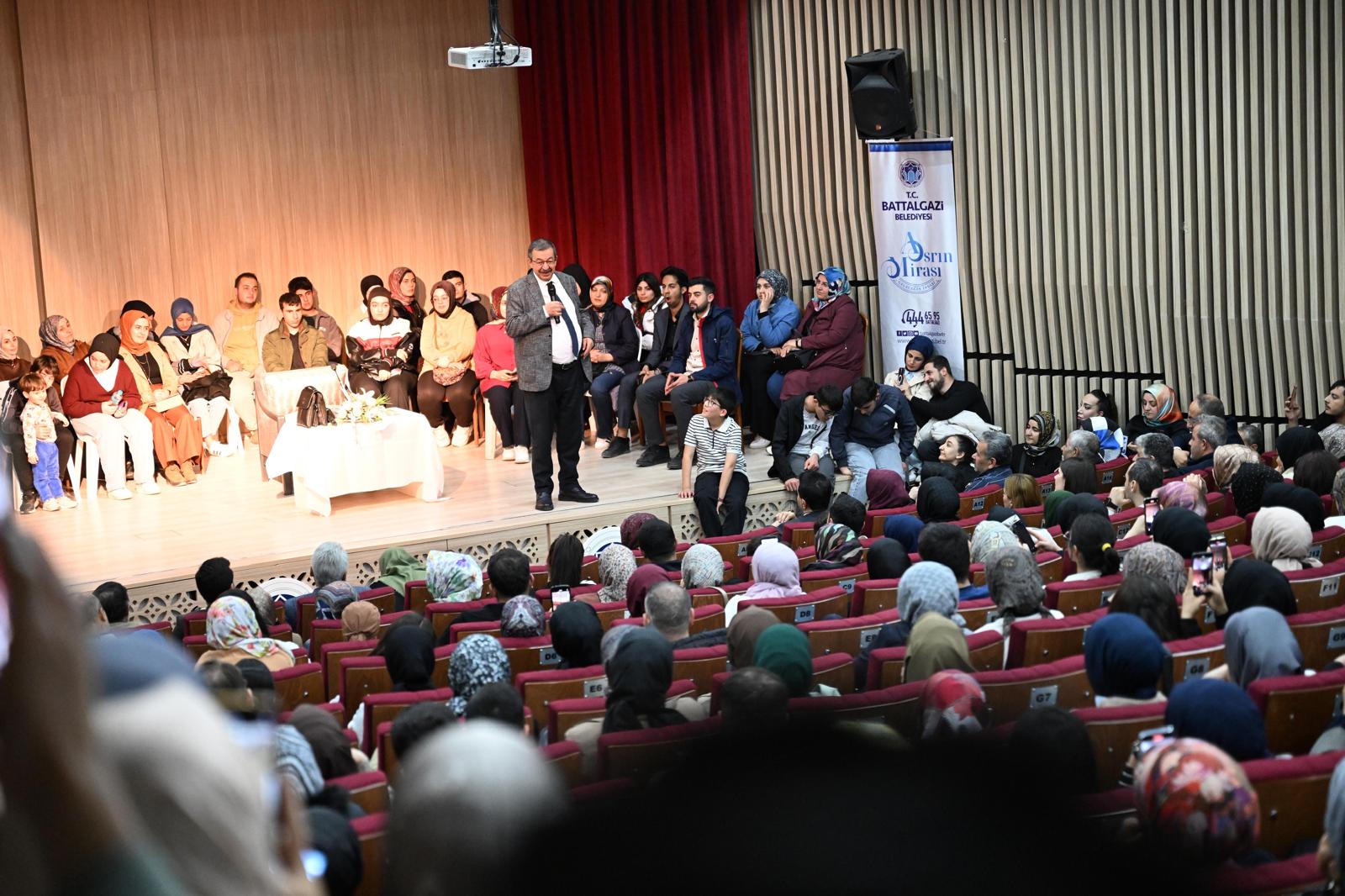 Eğitimci Yazar Hayati İnanç Malatya'da sevenleri ile bir araya geldi.