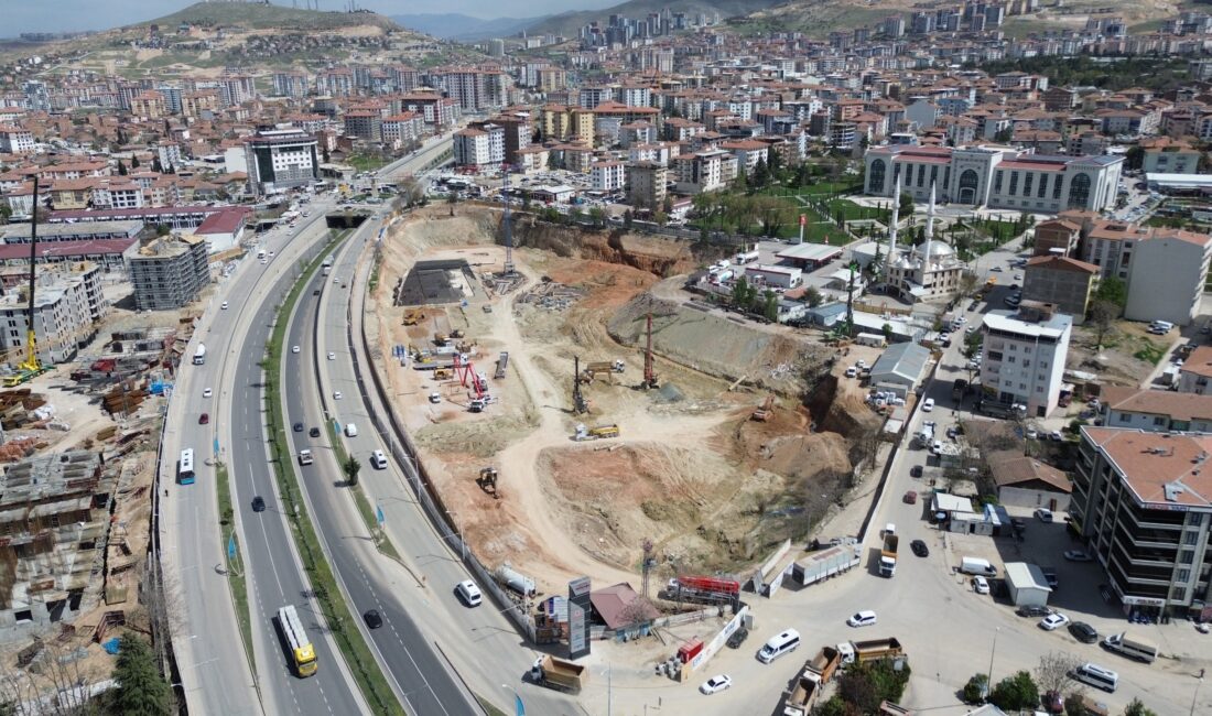 Eski hal binası yerinde inşa edilen ve 1000 araçlık otopark,