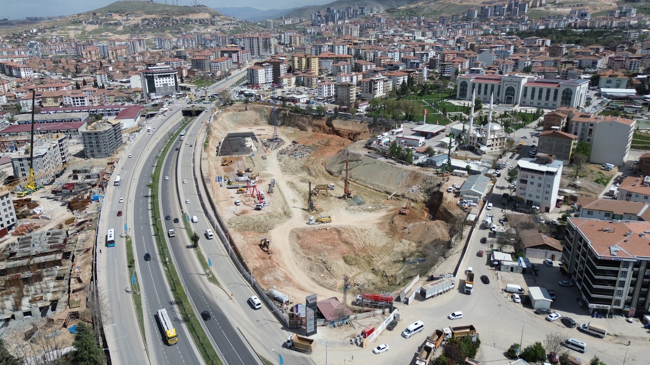 Eski hal binası yerinde inşa edilen ve 1000 araçlık otopark,