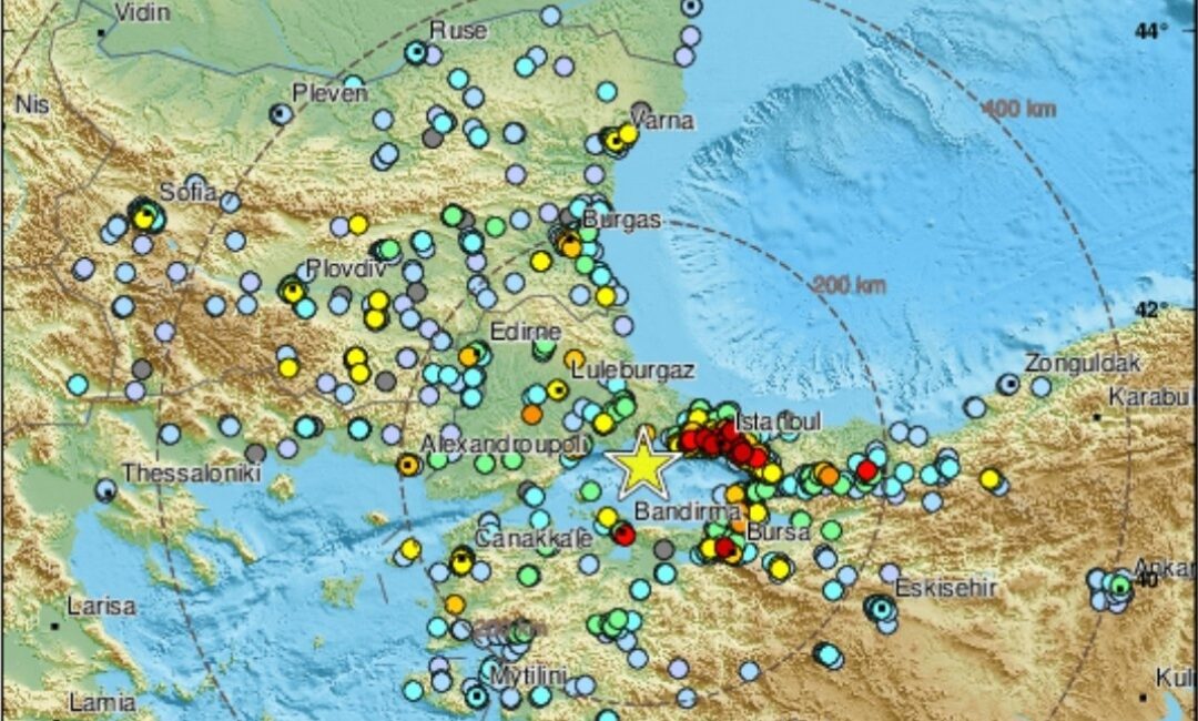 İstanbullular yaşanan deprem sonrası uzmanlardan gelecek açıklamaları merak ediyor. İşte
