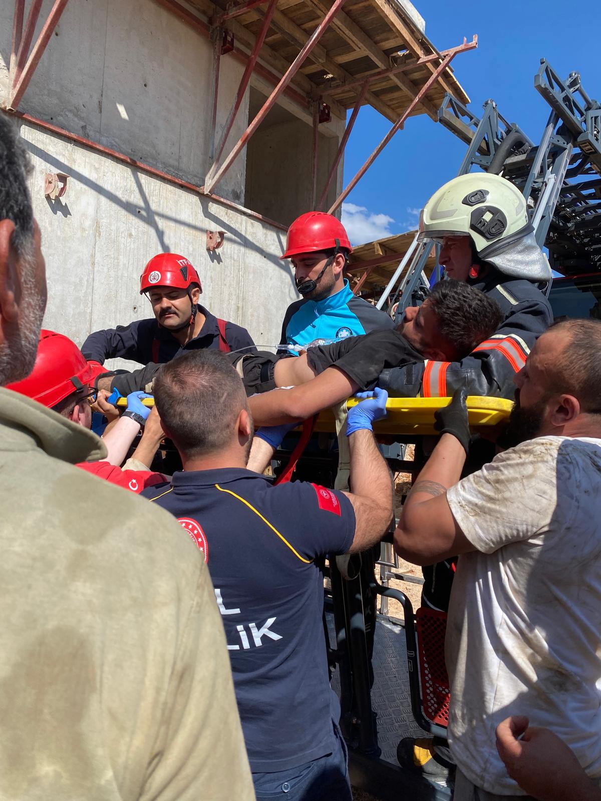 Malatya'da bir vinç operatörü görevi başında fenalaşınca kurtarma operasyonu düzenlendi.
