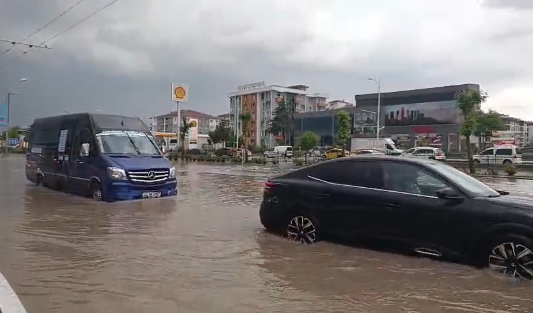 Malatya'da öğleden sonra başlayan kuvvetli sağanak şehir genelinde hayatı olumsuz