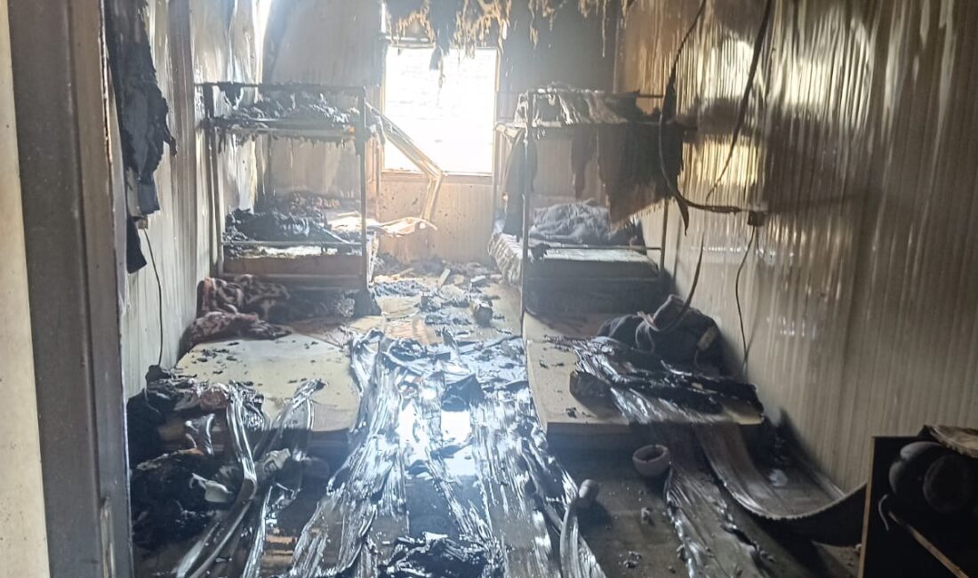 Konak mahallesinde işçilerin konteynerinde yangın çıktı.