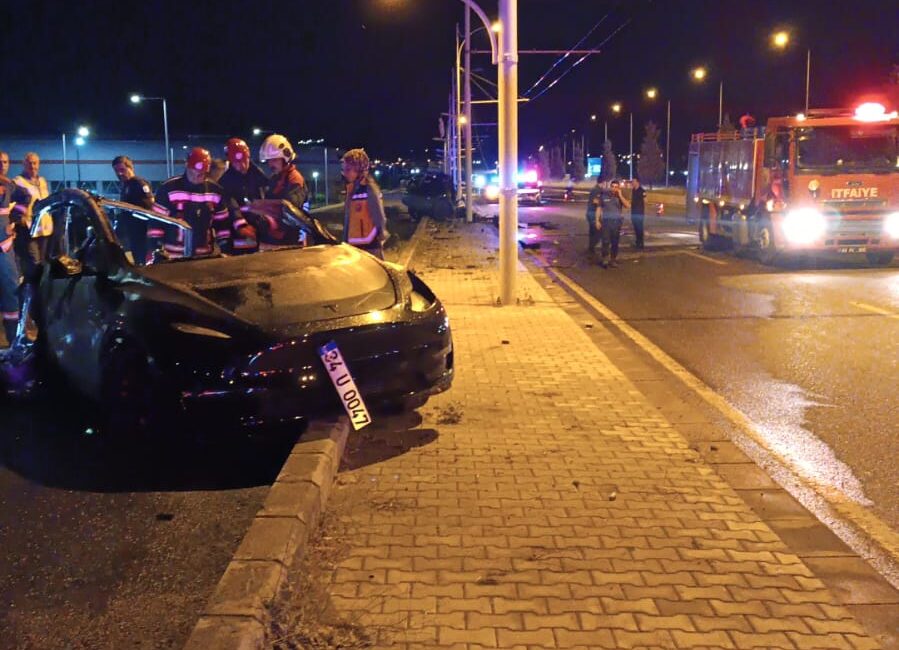 Malatya'da stadyum yakınlarında gece saatlerinde Tesla Marka elektrikli aracın kaza