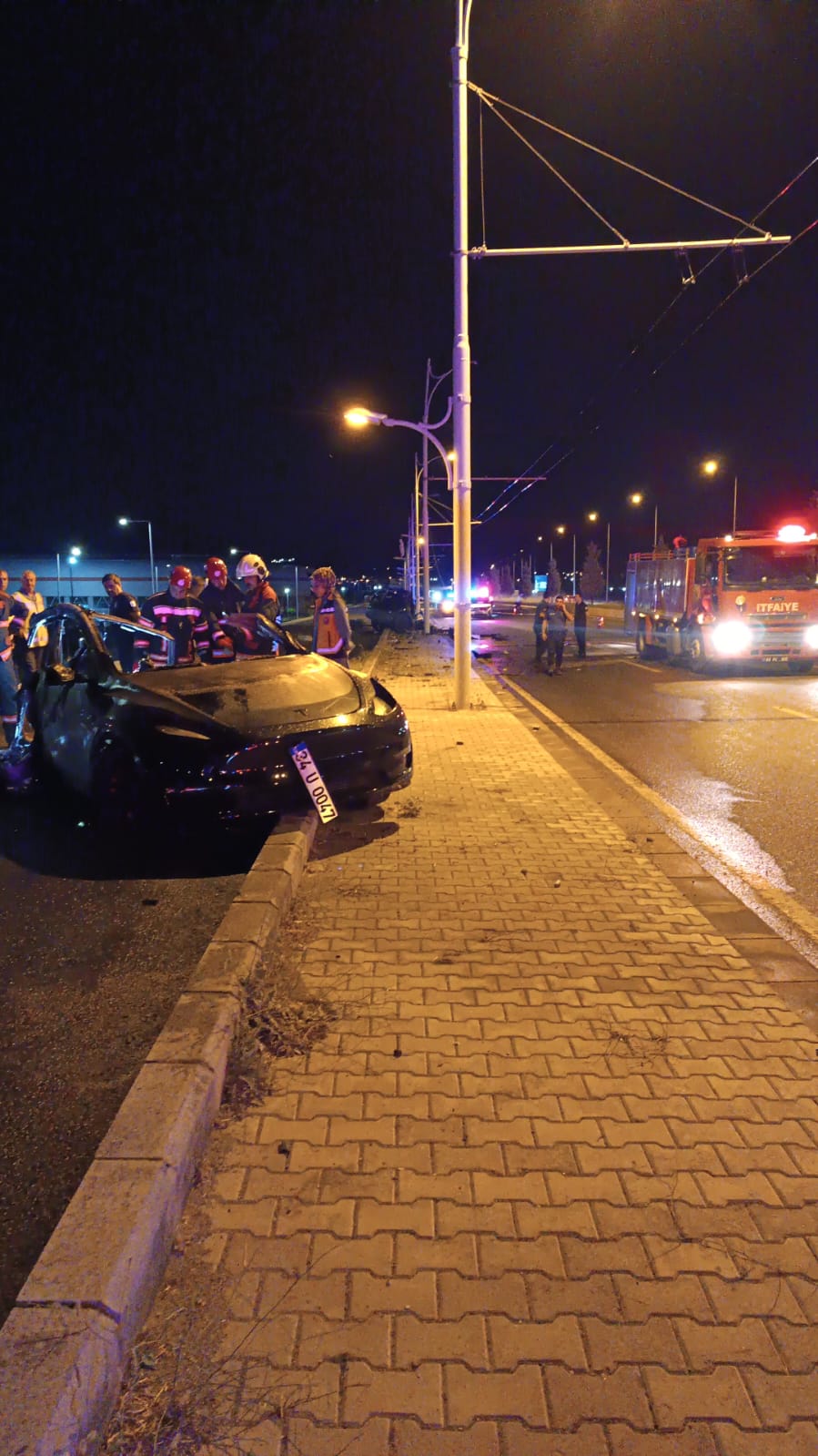 Malatya'da stadyum yakınlarında gece saatlerinde Tesla Marka elektrikli aracın kaza