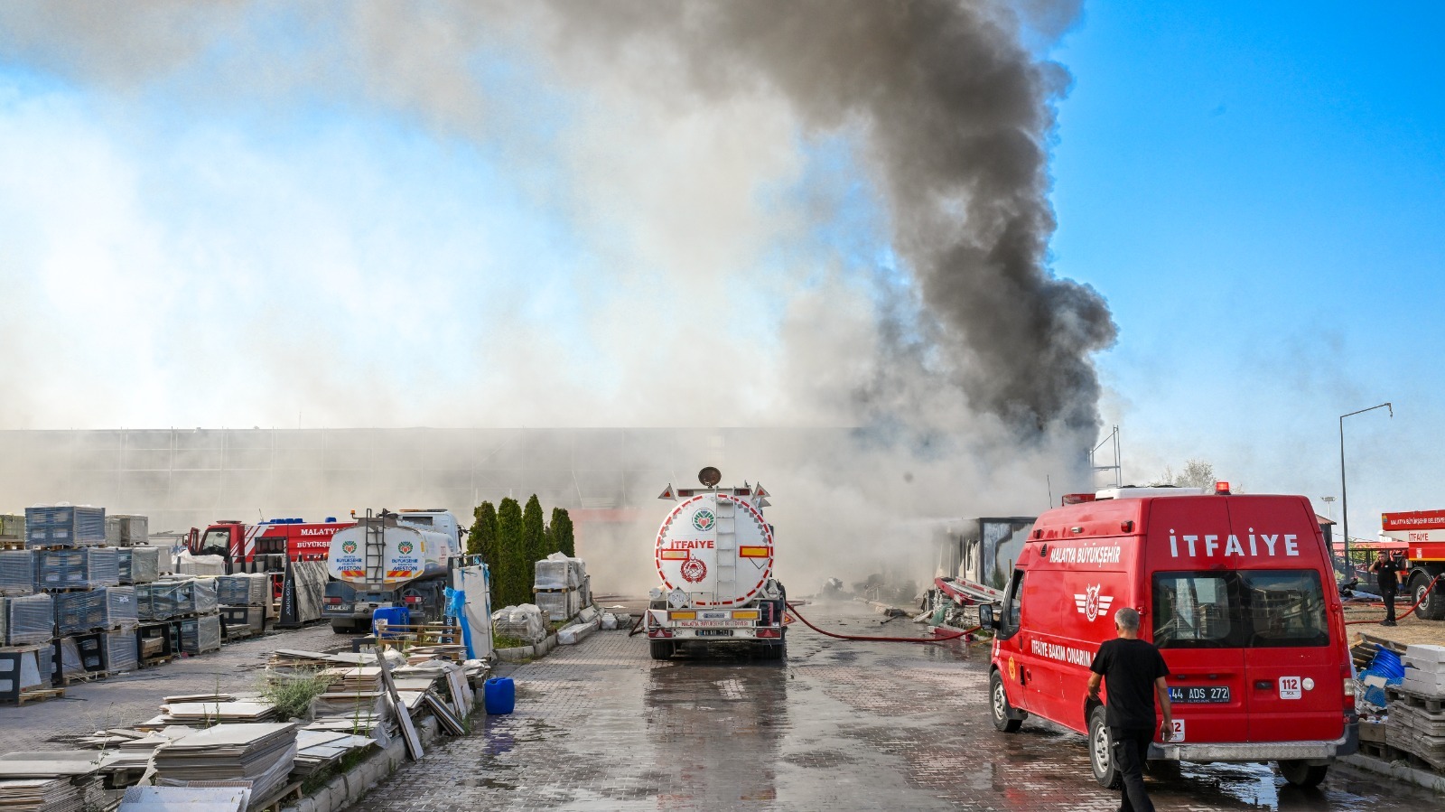 CHP Malatya Milletvekili Veli Ağbaba ve ailesine ait işyerini söndürmek