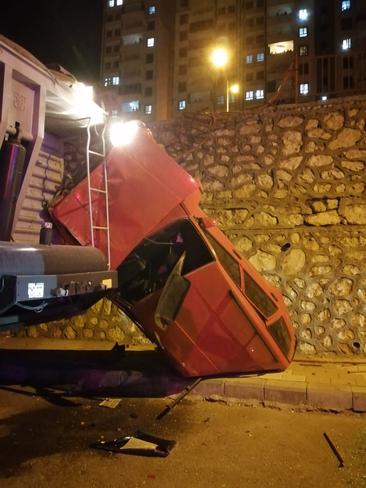 Malatya'nın Battalgazi ilçesinde sürücüsünün direksiyon hakimiyetini kaybettiği otomobil istinat duvarından
