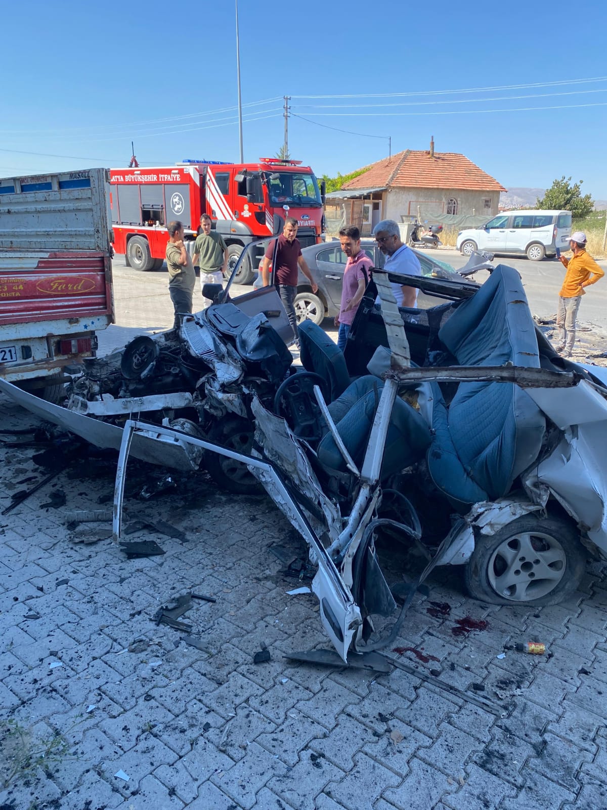 Yeşilyurt ilçesi Yaka Mahallesinde 2 otomobilin karıştığı kazada 33 yaşındaki