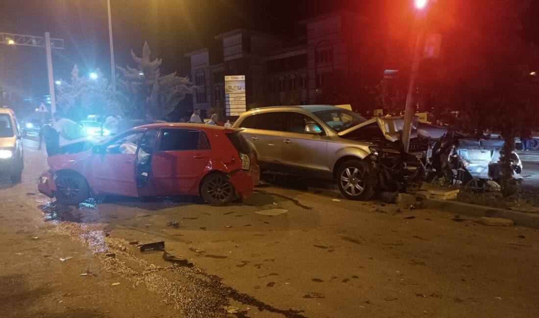 Yeşilyurt ilçesi Gedik Mahallesi'nde 4 aracın karıştığı zincirleme kaza da