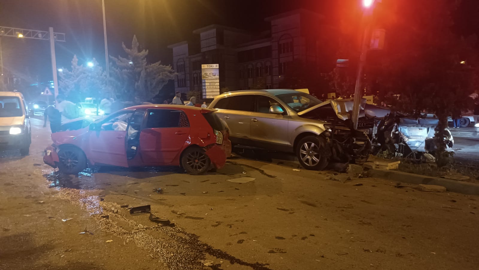 Yeşilyurt ilçesi Gedik Mahallesi'nde 4 aracın karıştığı zincirleme kaza da