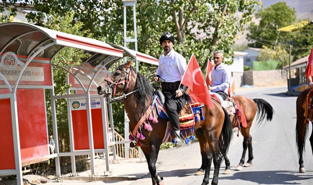 Gaziantep'te düzenlenen Geleneksel Rahvan At Yarışı'nda Malatyalı jokey ve atı