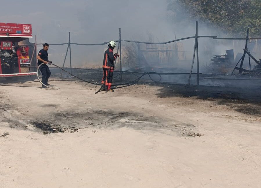 Malatya'da bir şantiye alanında çıkan yangına çok sayıda itfaiye ekibi