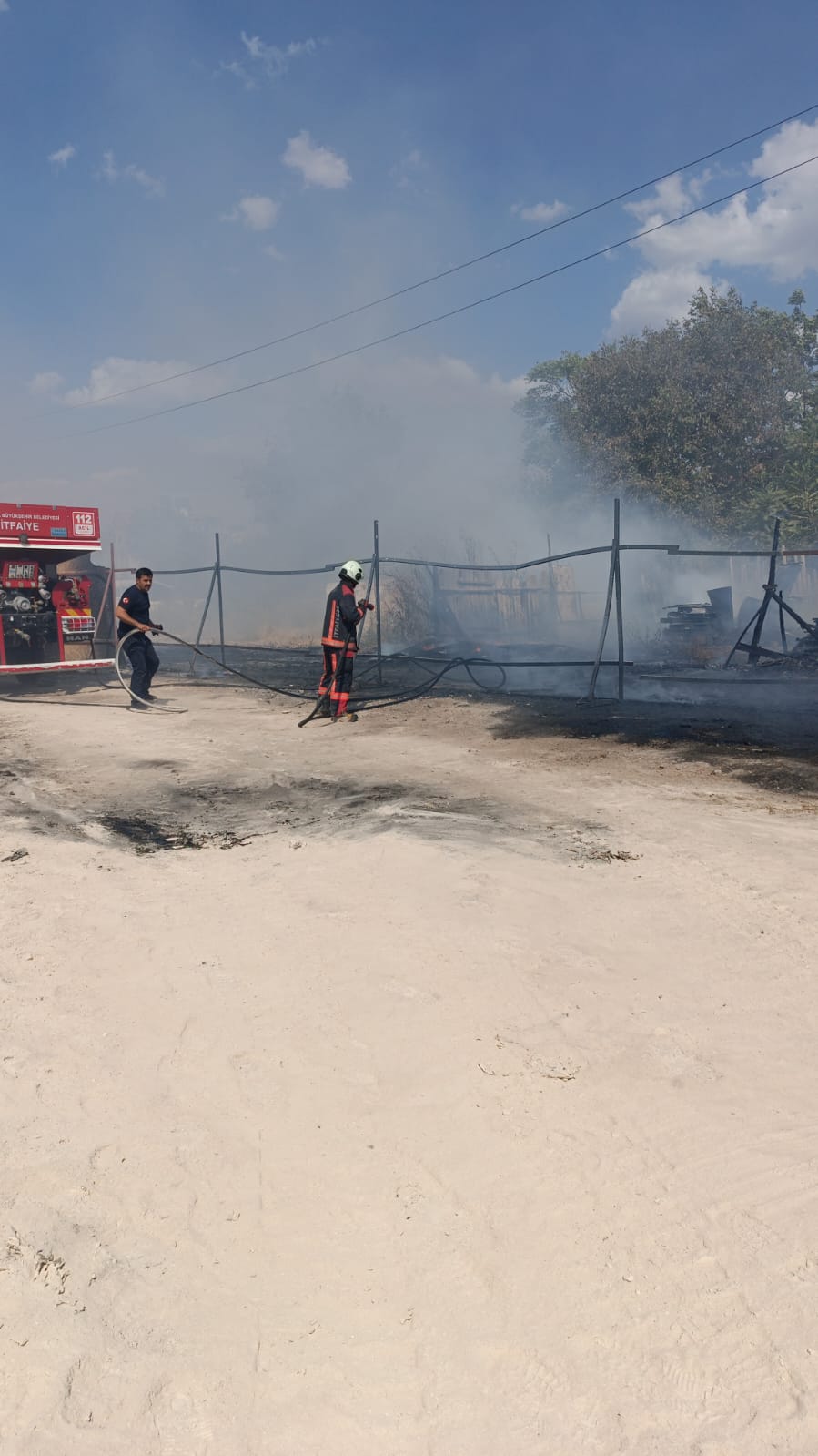 Malatya'da bir şantiye alanında çıkan yangına çok sayıda itfaiye ekibi