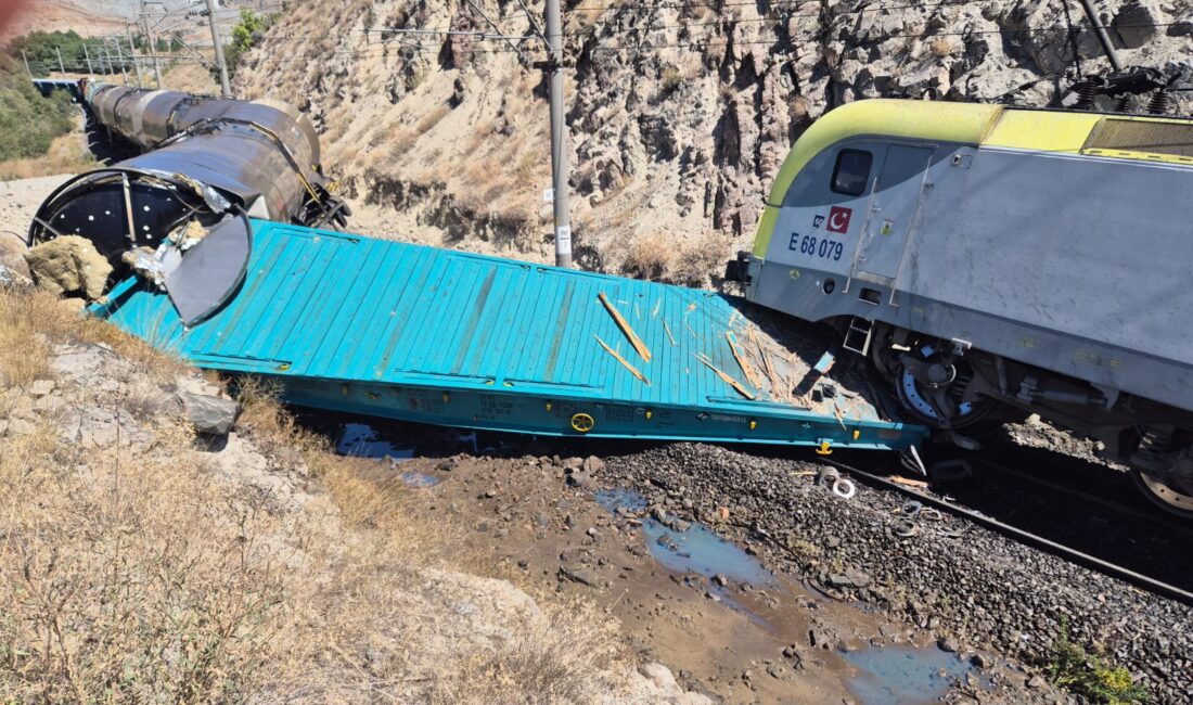Malatya'nın Hekimhan ilçesinde 2 yük treni kafa kafaya çarpıştı. Kazada