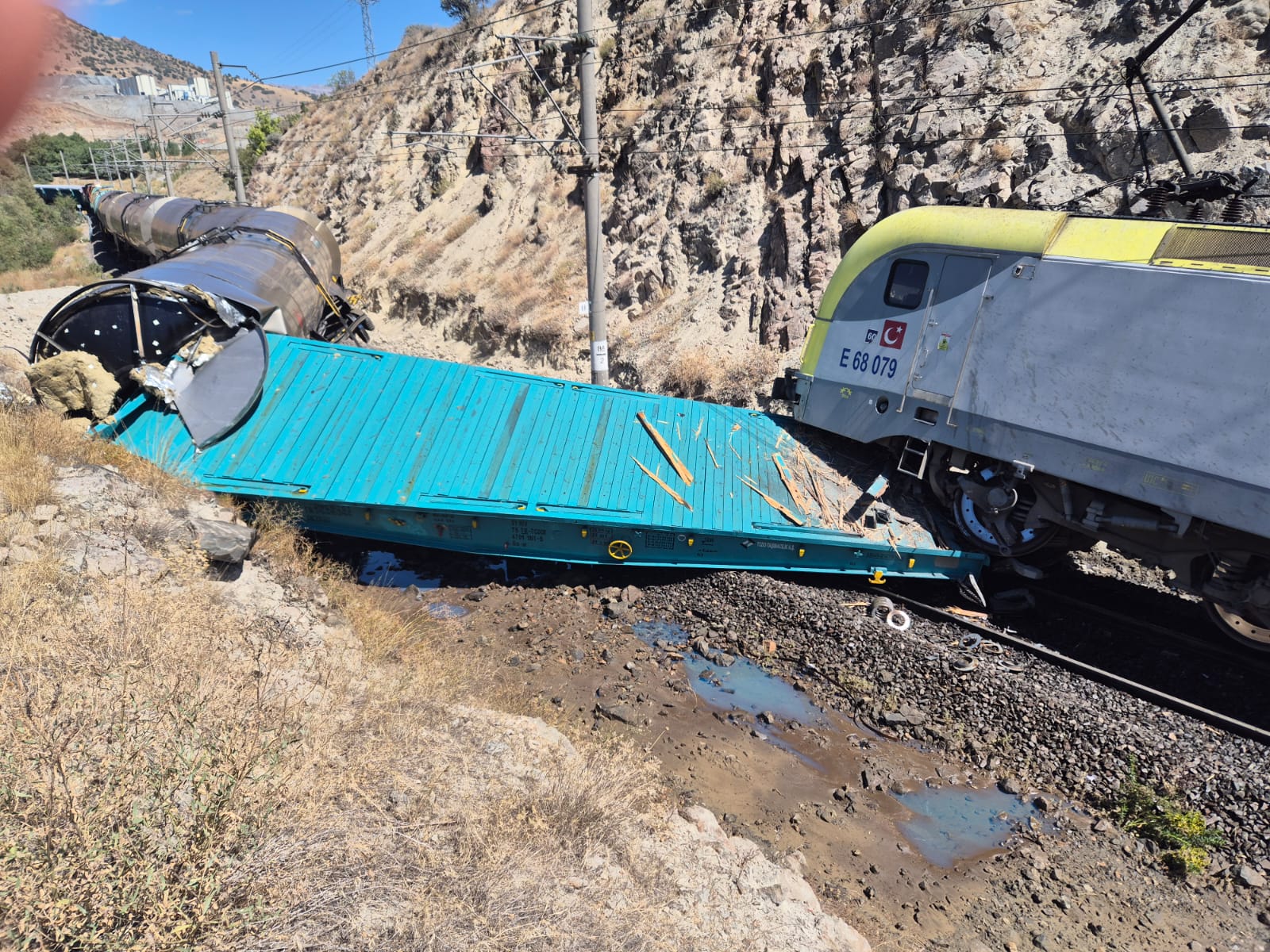 Malatya'nın Hekimhan ilçesinde 2 yük treni kafa kafaya çarpıştı. Kazada