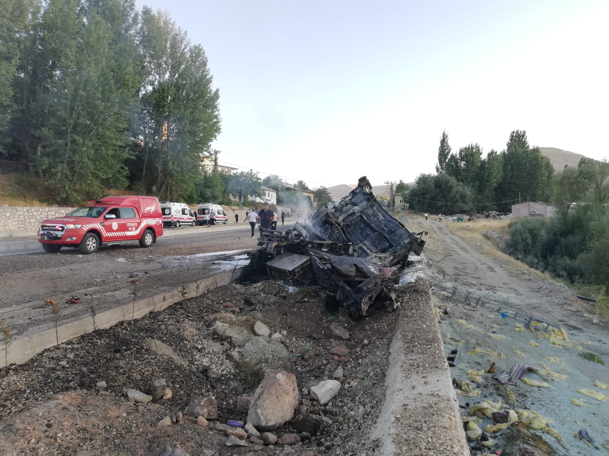 Malatya'nın Darende ilçesinde freni boşalan tır önce otobüse çarptı ardından