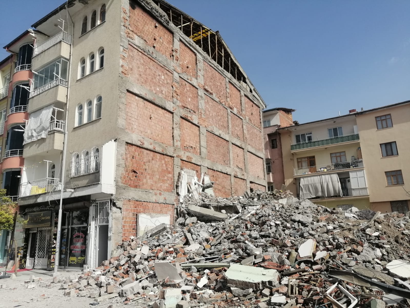 Sağlam binaları yıkım sırasında ağır hasar alan Anıl Apartmanı sakinleri