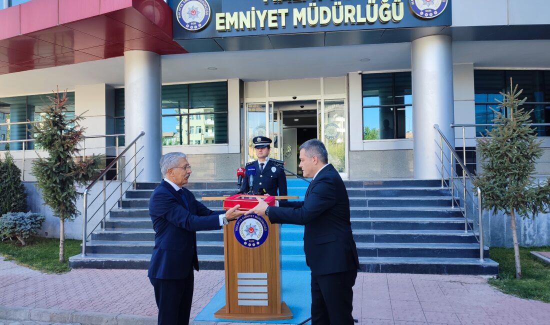 Malatya İl Emniyet Müdürlüğü’nde düzenlenen törende Arif Çankal görevini Kayhan