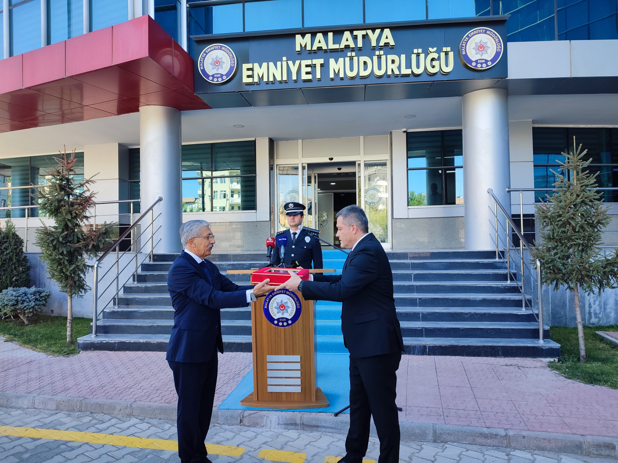 Malatya İl Emniyet Müdürlüğü’nde düzenlenen törende Arif Çankal görevini Kayhan