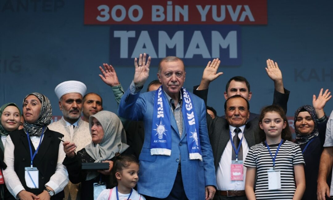Cumhurbaşkanı Recep Tayyip Erdoğan, törende 300 bininci afet konutunun anahtarını