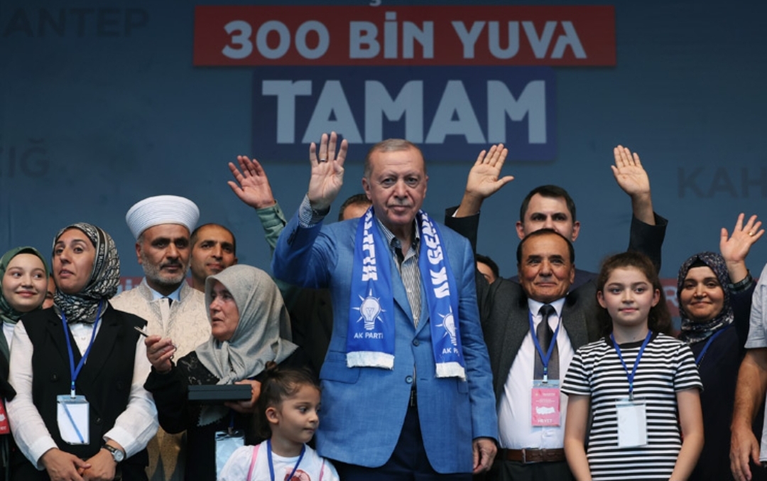 Cumhurbaşkanı Recep Tayyip Erdoğan, törende 300 bininci afet konutunun anahtarını