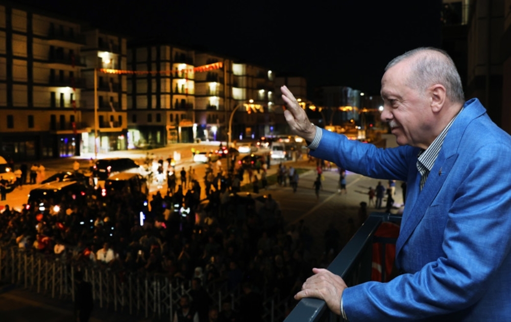Cumhurbaşkanı Erdoğan, Çavuşoğlu Mahallesi’nde depremzede aileyi yeni evlerinde ziyaret etti
