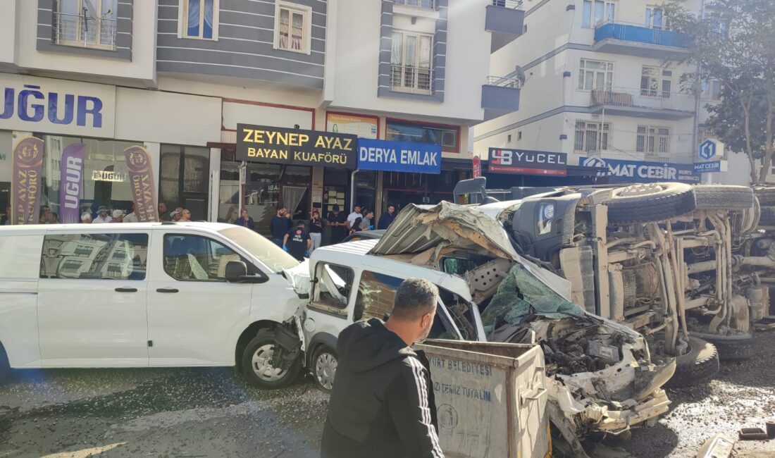 Malatya'da freni patlayan kamyon 12 aracı biçti, 5 kişi yaralandı.