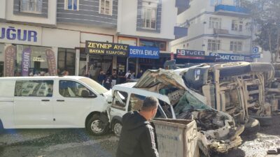 Malatya'da freni patlayan kamyon 12 aracı biçti, 5 kişi yaralandı.