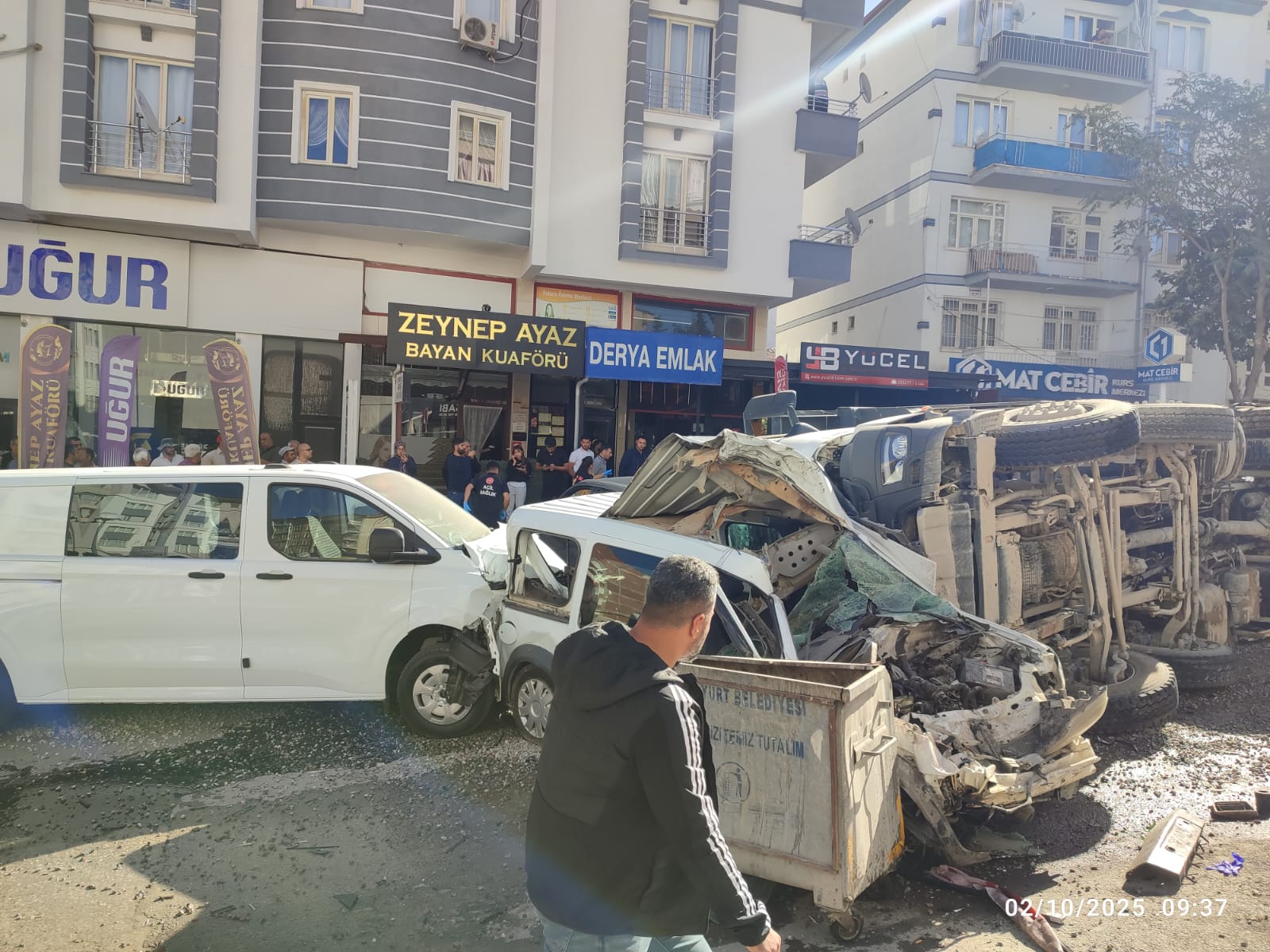 Malatya'da freni patlayan kamyon 12 aracı biçti, 5 kişi yaralandı.